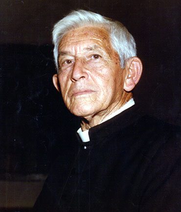 Retrato antigo da família Evangelista Marques Guimarães, com os filhos padres em batina.
