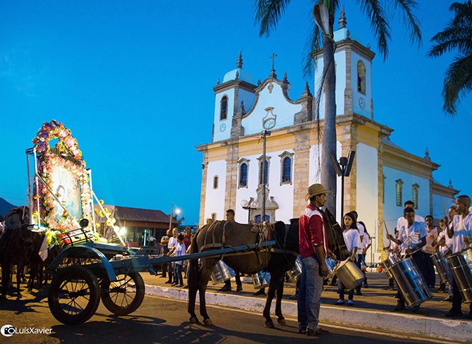 Fachada da Matriz de Nossa Senhora de Nazareth, branca, com frontão triangular e duas torres quadradas.
