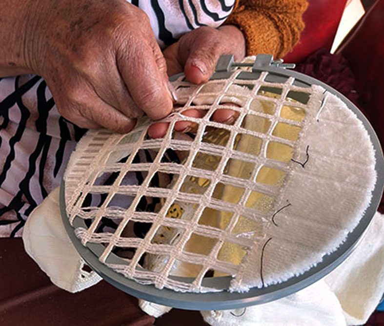 Preparo de comida em fogão a lenha, com panelas de ferro sobre a chapa quente.