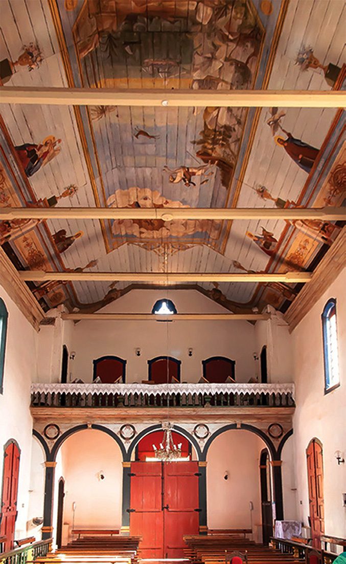 Fachada branca da Capela de Nossa Senhora do Rosário dos Pretos, de corpo único, com porta central e sineira.