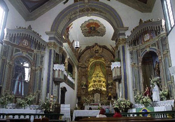 Interior da Matriz de Nossa Senhora de Nazareth, com a nave, o forro pintado e o altar-mor ao fundo.